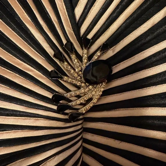 Elegant Black and White Women's Dress Suit - Picture 8 of 16